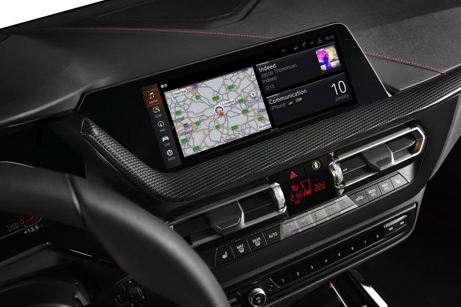 Детали интерьера BMW 118i Sportline (F40) 2019 года  (WW) (фото 33 из 81)